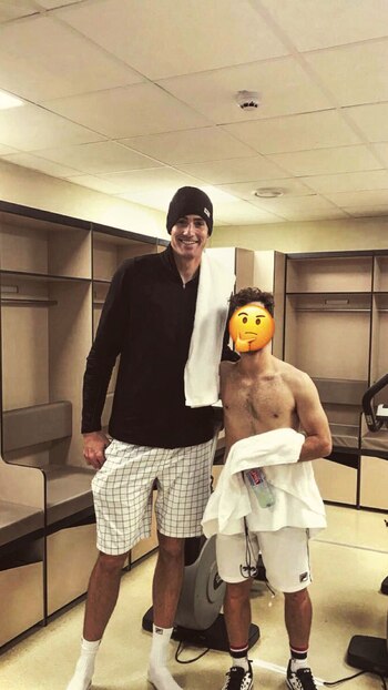 En el Master 1000 de París, tenía que enfrentar a John Isner y subió una foto con un emoticón en su cara. El Peque de 1,70 contra el gigante de 2,08