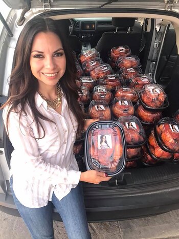 Iris Aguirre,. con sus pollos