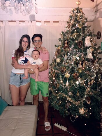 Bautista en brazos de su