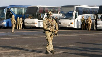 Soldados ucranianos custodian la operación