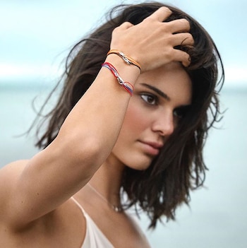 A los hombros, la altura