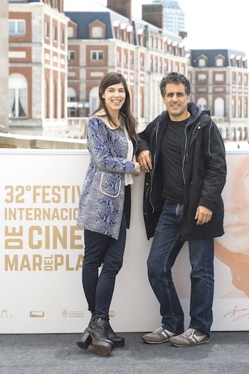 Valentina Bassi y su marido Ulises Rosell, director de Al desierto, película en la que trabajan juntos. El film fue uno de los dos argentinos que compitieron en el Festival Internacional de Cine de Mar del Plata. Foto Fabián Uset.