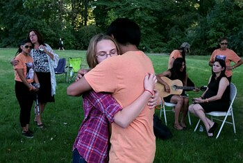 Jessica abraza al hermano de