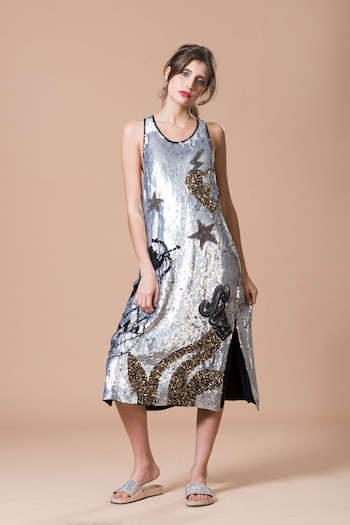 Plateado, paillettes y bordados, la