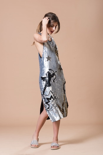 Doble tajo, sin mangas, escote