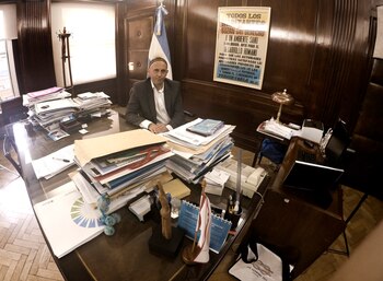 El ministro en su despacho.