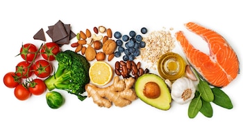 Tener una dieta saludable es fundamental para mantener un corazón sano (Getty)