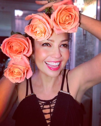 Divertida y rodeada de rosas