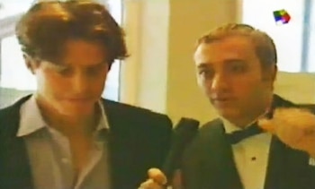 Andy con Hugh Grant en “CQC”, el programa que Mario Pergolini conducía por entonces en América TV