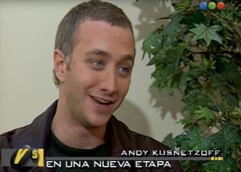 En la época de “Maldito lunes”, dando una entrevista para el programa “Versus”