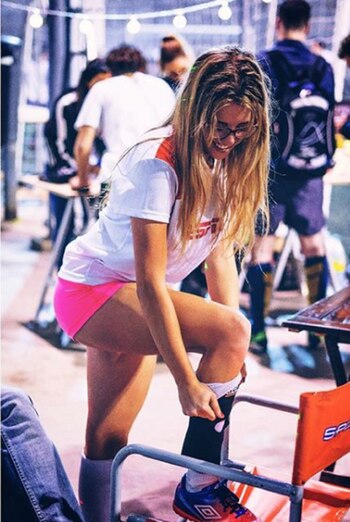 Nati juega al fútbol dos