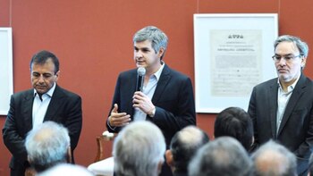 Marcos Peña secundado por Mario