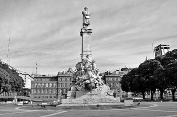 El día en que la estatua de Cristóbal Colón fue desterrada de la plaza de La Casa Rosada por orden del gobierno de Cristina Kirchner