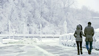 Una pareja camina cerca a