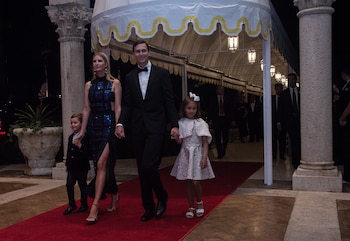 Ivanka Trump, su marido Jared Kushner y sus hijos Arabella y Joseph (AFP)
