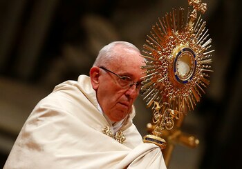 El papa durante la misa Te Deum en San Pedro en el Vaticano (REUTERS/Tony Gentile)