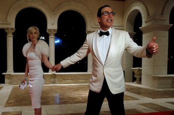 El Secretario del Tesoro Steven Mnuchin y su esposa Louise Linton (REUTERS/Jonathan Ernst)
