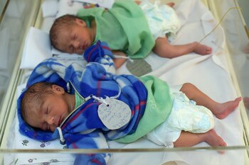 Dos niños recién nacidos en el hospital Malalai Maternity de Kabul. En los últimos años, los hospitales de las principales ciudades comenzaron a entregar certificados de nacimiento para los recién nacidos (AFP)