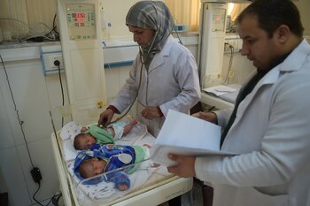 Recién nacidos en el hospital Malalai Maternity de Kabul (AFP)