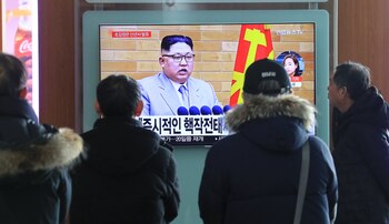 Ciudadanos surcoreanos escuchan el discurso de Año Nuevo del dictador norcoreano Kim Jong-un en Seúl (Yonhap via REUTERS)