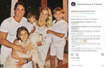 Sebastián Estvanéz con su mujer, sus hijos y su perrito, también de blanco