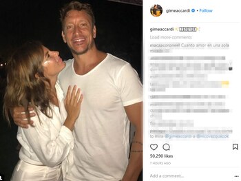 Gimena Accardi y Nico Vázquez, de blanco, siempre juntos