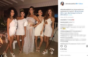 Flor de la V y Silvina Luna con parte del elenco de Explosivos, en Villa Carlos Paz