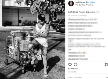 La previa de fin de año de Fede Bal, con un chango lleno de bebidas