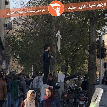La joven iraní protesta en el cruce de Enghelab y Abureihan, en Teherán, el 27 de diciembre de 2017