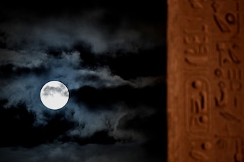 La superluna sobre Piazza del Popolo, en Roma, Italia (AFP)