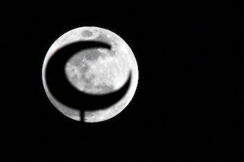 La superluna ilumina la Marina de Dubai Marina. (AFP)