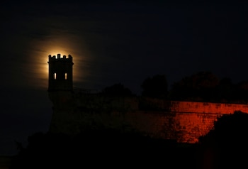La superluna sobre el bastión San Salvatore en Pieta, Malta, (REUTERS/Darrin Zammit Lupi)