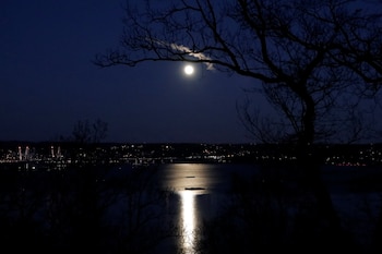 La superluna sobre el río Hudson River y el puente Mario M. Cuomo en Nyack, Nueva York (REUTERS/Mike Segar)