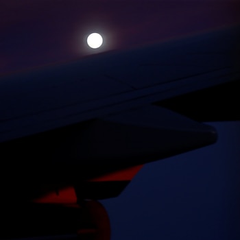 La superluna vista desde el avión presidencial Air Force One mientras el presidente Donald Trump regresa de sus vacaciones (REUTERS/Jonathan Ernst)
