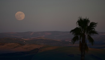 Superluna en Montemayor cerca de Córdoba, en el sur de España (AP/Manu Fernandez)