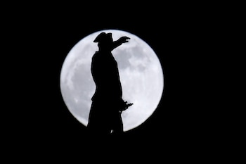 La estatua del General George Washington y la superluna en Trenton, Nueva Jersey, Estados Unidos (AP/Julio Cortez)