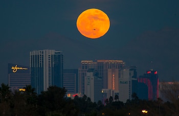 La superluna en Las Vegas, Estados Unidos (Richard Brian/Las Vegas Review-Journal via AP)