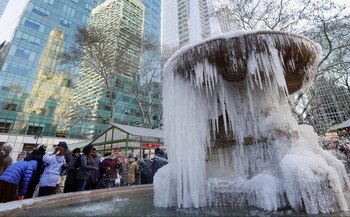 Ciudadanos y turistas posan junto