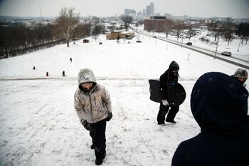 Una famiia juega en la