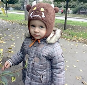 El niño jugaba en la