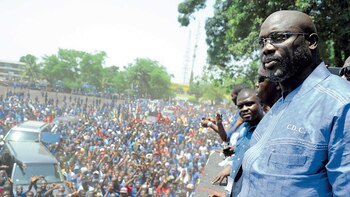 George Weah en un discurso durante la campaña presidencial. Foto AFP