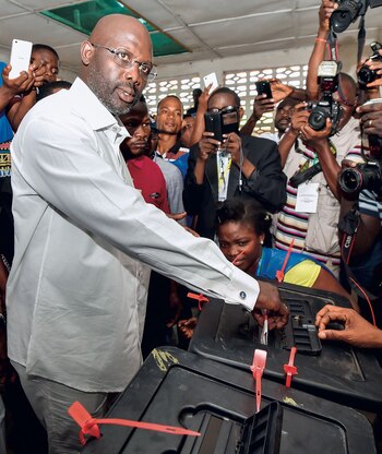 Votando en las elecciones que lo llevaron a ser presidente. Foto: AFP