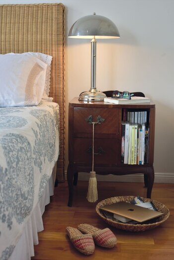 Mesa de luz con lámpara retro. Foto: G. Bosco/ Para Ti