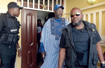Caminando con sus guardaespaldas. Foto AFP / SEYLLOU