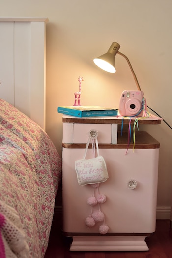 Mesita de luz vintage en rosa. Foto: G. Bosco/ Para Ti