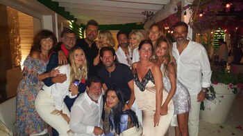 Marcelo Tinelli celebró la llegada del 2018 con sus hijas Mica y Cande, su mujer Guillermina, Antonella Macchi y su pareja Hernán De Laurente, el odontólogo Santiago Braverman, Andrea Bursten con su novio Damián Schuchner, y Agustina Casanova con Lautaro Mauro (GM Press)