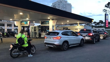 Largas colas de automóviles y