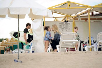 La pequeña esperanza con mamá.