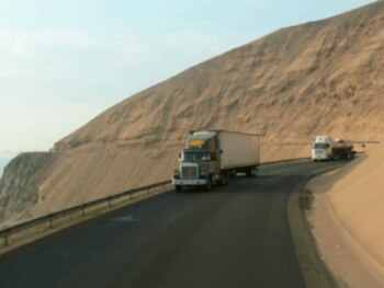Un camión transitando por la