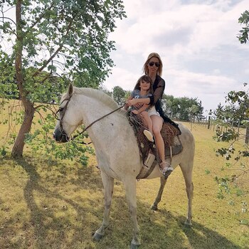 Por las mañanas sale a